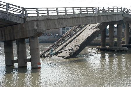 2025新澳门天天开奖结果和俄一桥梁被炸坍塌与俄罗斯桥梁坍塌